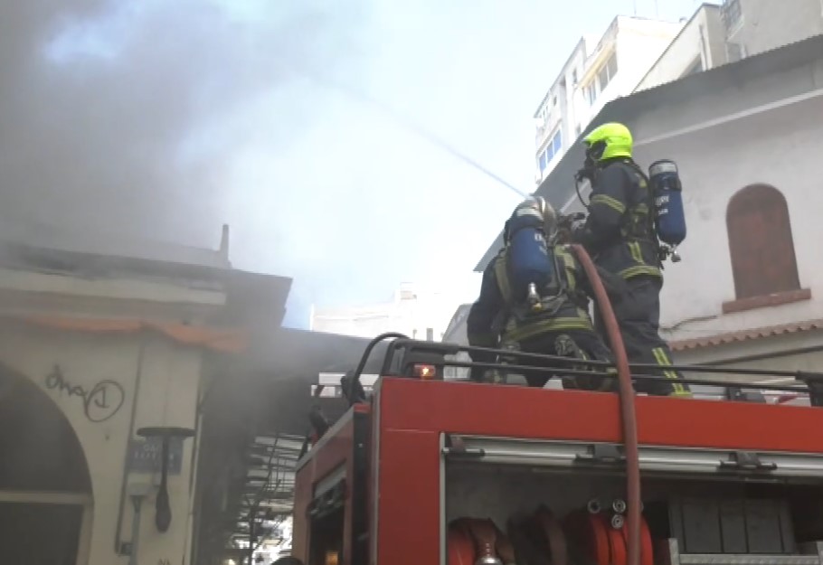 Θεσσαλονίκη: Φωτιά στο Καπάνι- Κατάστημα καταστράφηκε ολοσχερώς- Ζημιές σε άλλα τέσσερα