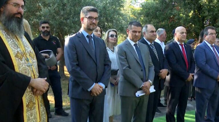 Ημαθία: Επιμνημόσυνη δέηση στη Βεργίνα για τους πεσόντες στη Μεγαλόνησο παρουσία του υπουργού υγείας της Κυπριακής Δημοκρατίας