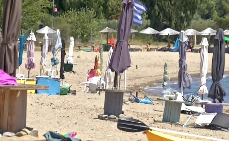 Χαλκιδική: Ο Δήμος Πολυγύρου «ξηλώνει» τις μόνιμα εγκατεστημένες ξαπλώστρες και ομπρέλες