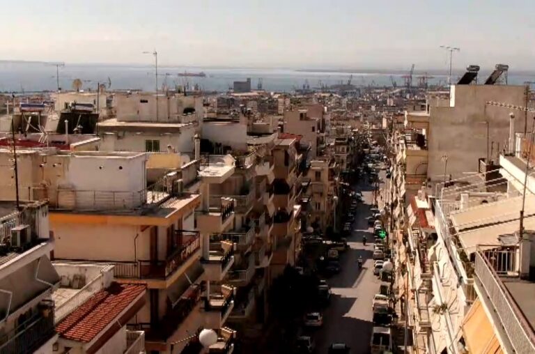 Θεσσαλονίκη: Αναζητώντας φτηνή φοιτητική στέγη- Γονείς και φοιτητές επιδίδονται στο «κυνήγι» εύρεσης κατοικίας