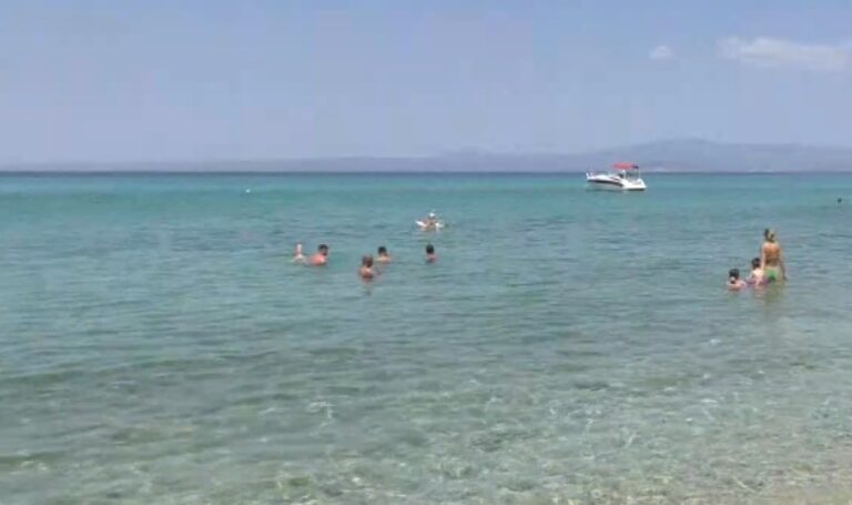 Οι τουρίστες «ψηφίζουν» Χαλκιδική- γεμάτες οι παραλίες