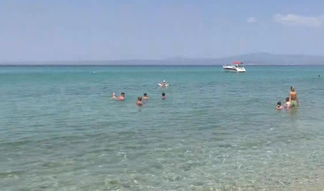 Οι τουρίστες «ψηφίζουν» Χαλκιδική- γεμάτες οι παραλίες