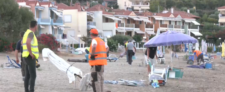 Χαλκιδική: Ο δήμος Πολυγύρου απομακρύνει παράνομες ομπρέλες και ξαπλώστρες από την παραλία