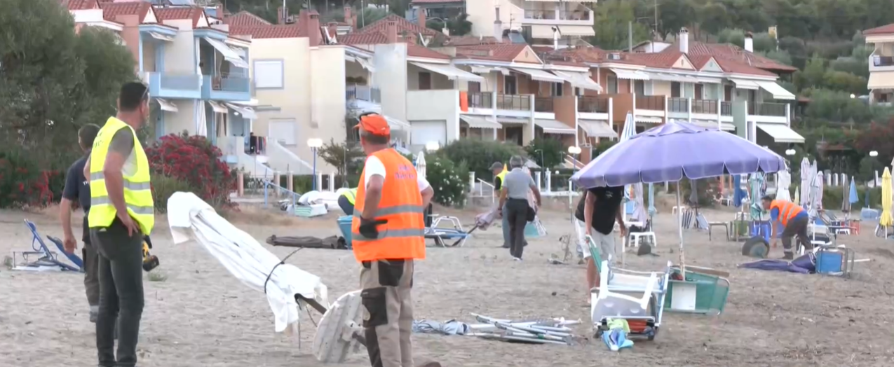 Χαλκιδική: Ο δήμος Πολυγύρου απομακρύνει παράνομες ομπρέλες και ξαπλώστρες από την παραλία
