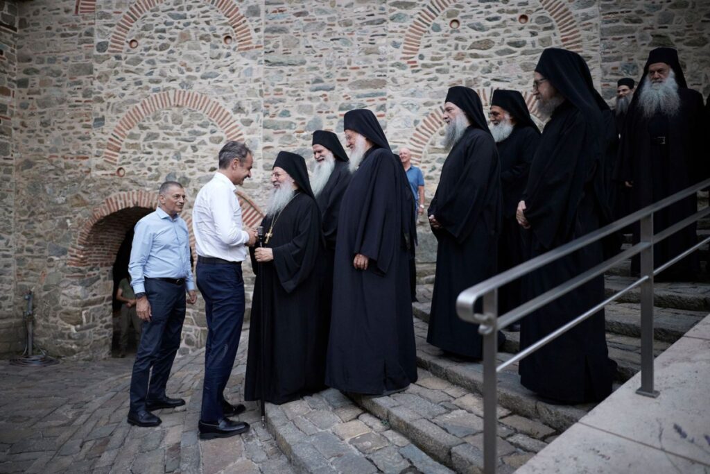 Στην Ιερά Μονή Σίμωνος Πέτρας ο Κυριάκος Μητσοτάκης