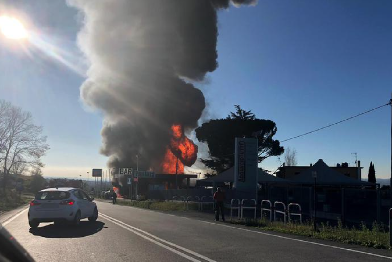 Ρώμη: Τεράστια έκρηξη σε σταθμό καυσίμων – Αρκετοί τραυματίες – Βίντεο