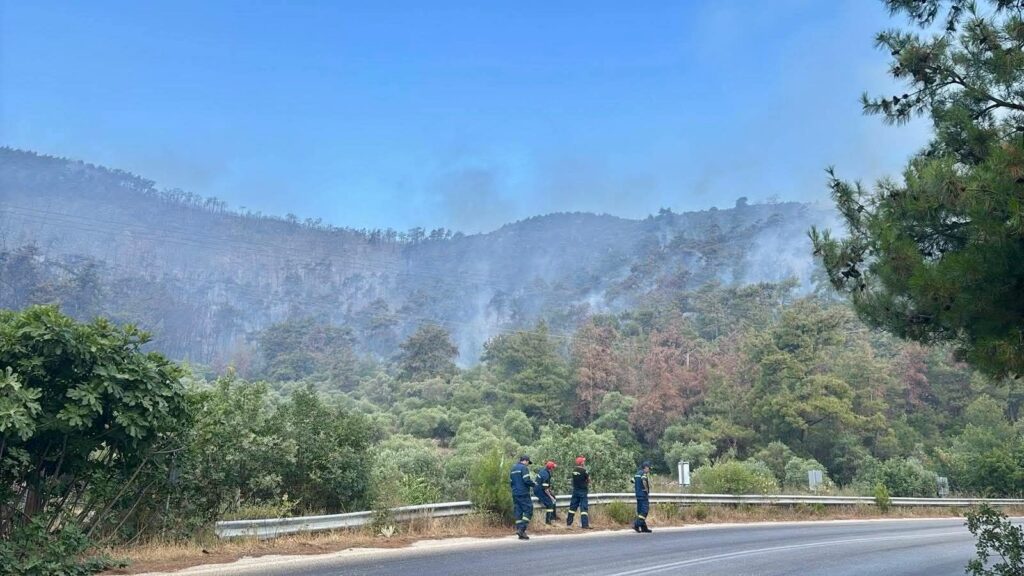 Σε εξέλιξη αλλά βελτιωμένη η εικόνα της φωτιάς στη Θάσο- Εκκενώθηκε ξενοδοχείο για προληπτικούς λόγους