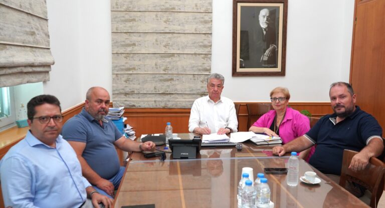 Υπογράφηκε τριετής σύμβαση μεταφοράς μαθητών της Π.Ε. Ρεθύμνου από τον Περιφερειάρχη Κρήτης