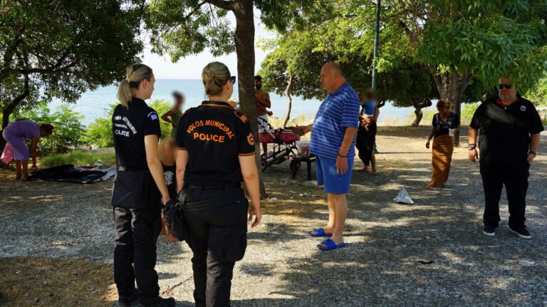 Απομακρύνθηκε πρόχειρος καταυλισμός στον Άναυρο από τη Δημοτική Αστυνομία Βόλου – Παρών ο Δήμαρχος Αχιλλέας Μπέος