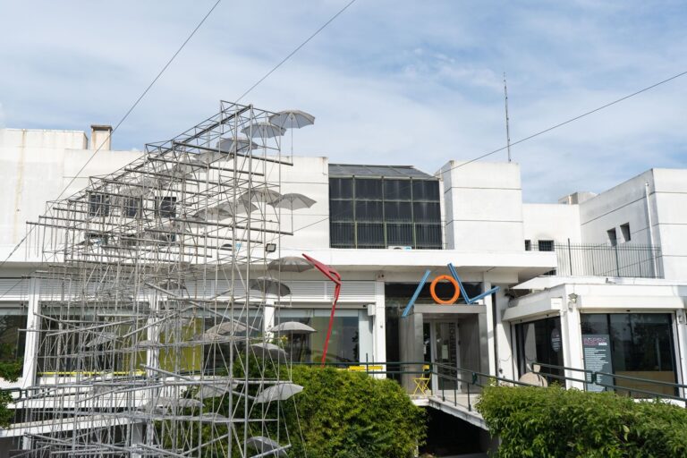 Θεσσαλονίκη: Συντηρείται το υδροκινητικό έργο «Ομπρέλες» του Γιώργου Ζογγολόπουλου στο MOMus-Μουσείο Σύγχρονης Τέχνης