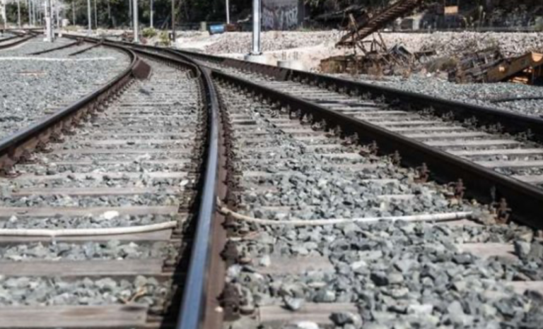 Θεσσαλονίκη: Ταλαιπωρία για εξήντα επιβάτες τρένου με προορισμό τη Λάρισα εξαιτίας πυρκαγιάς κοντά στην σιδηροδρομική γραμμή
