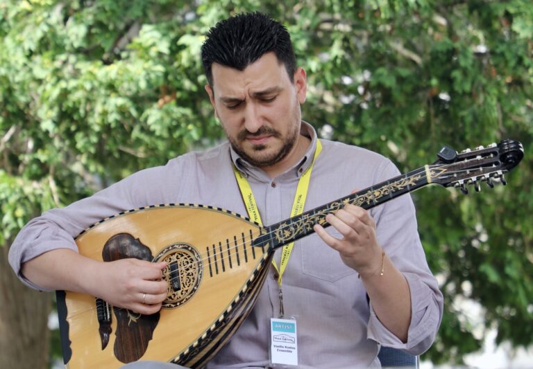 Ηπειρώτικοι ήχοι στο ιστορικό Lowell Folk Festival των ΗΠΑ – Ο Βασίλης Κώστας τιμά την παράδοση και τον Πετρολούκα Χαλκιά