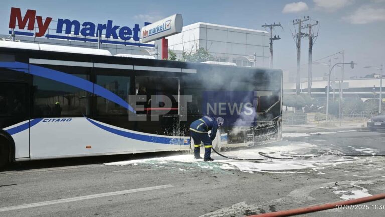 Φωτιά εκδηλώθηκε σε αστικό λεωφορείο στον Βόλο (βίντεο)