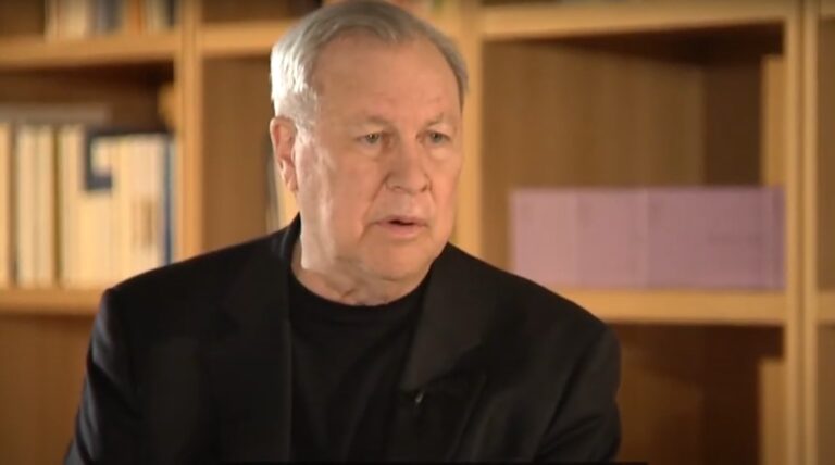 Αποχαιρετώντας τον Robert Wilson: H συνέντευξη του σπουδαίου σκηνοθέτη στη Λ. Αρώνη σήμερα στις 23.00 από το ΕΡΤNews
