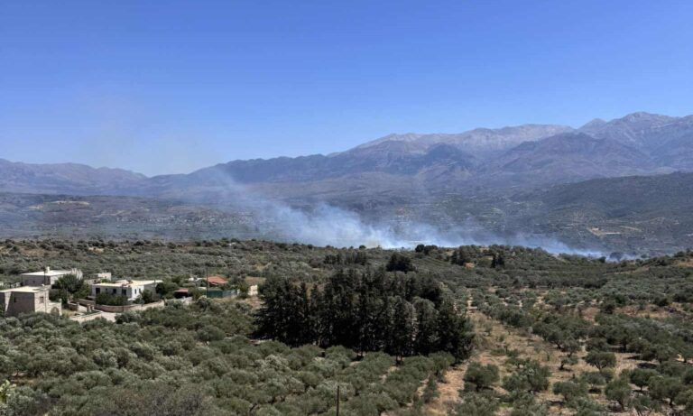Φωτιά τώρα στα Μεγάλα Χωράφια στα Χανιά (βίντεο)