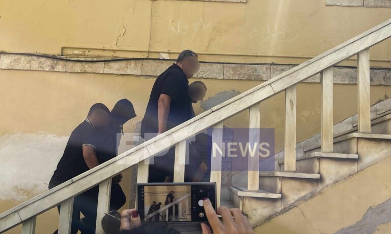 Στα δικαστήρια 21χρονος και ο πατέρας του για το «ωτοστόπ του τρόμου» – Σε κατάσταση σοκ οι 3 κοπέλες