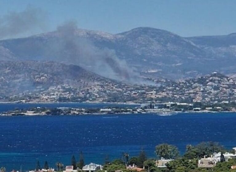 Φωτιά τώρα στο Κορωπί – Δήμαρχος Δ. Κιούσης: Οι φλόγες είναι στις αυλές – Κάνουμε εκκενώσεις