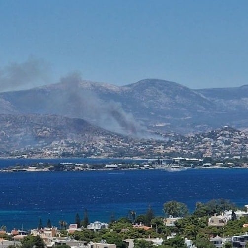 Φωτιά τώρα στο Κορωπί – Δήμαρχος Δ. Κιούσης: Οι φλόγες είναι στις αυλές – Κάνουμε εκκενώσεις