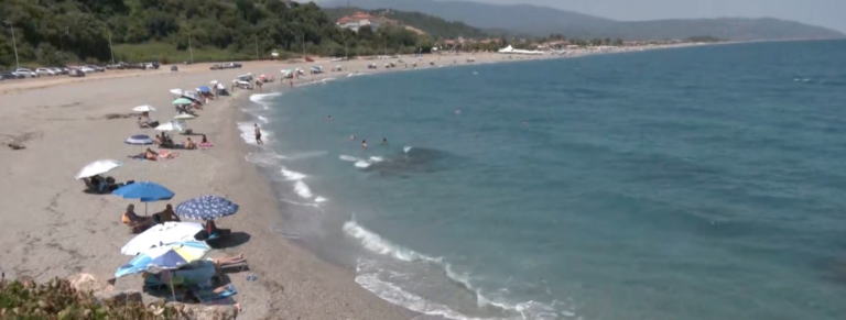 Αγιόκαμπος Λάρισας: Βουτιές σε κρυστάλλινα νερά για όλους με ναυαγοσώστες και ράμπα πρόσβασης για ΑμεΑ