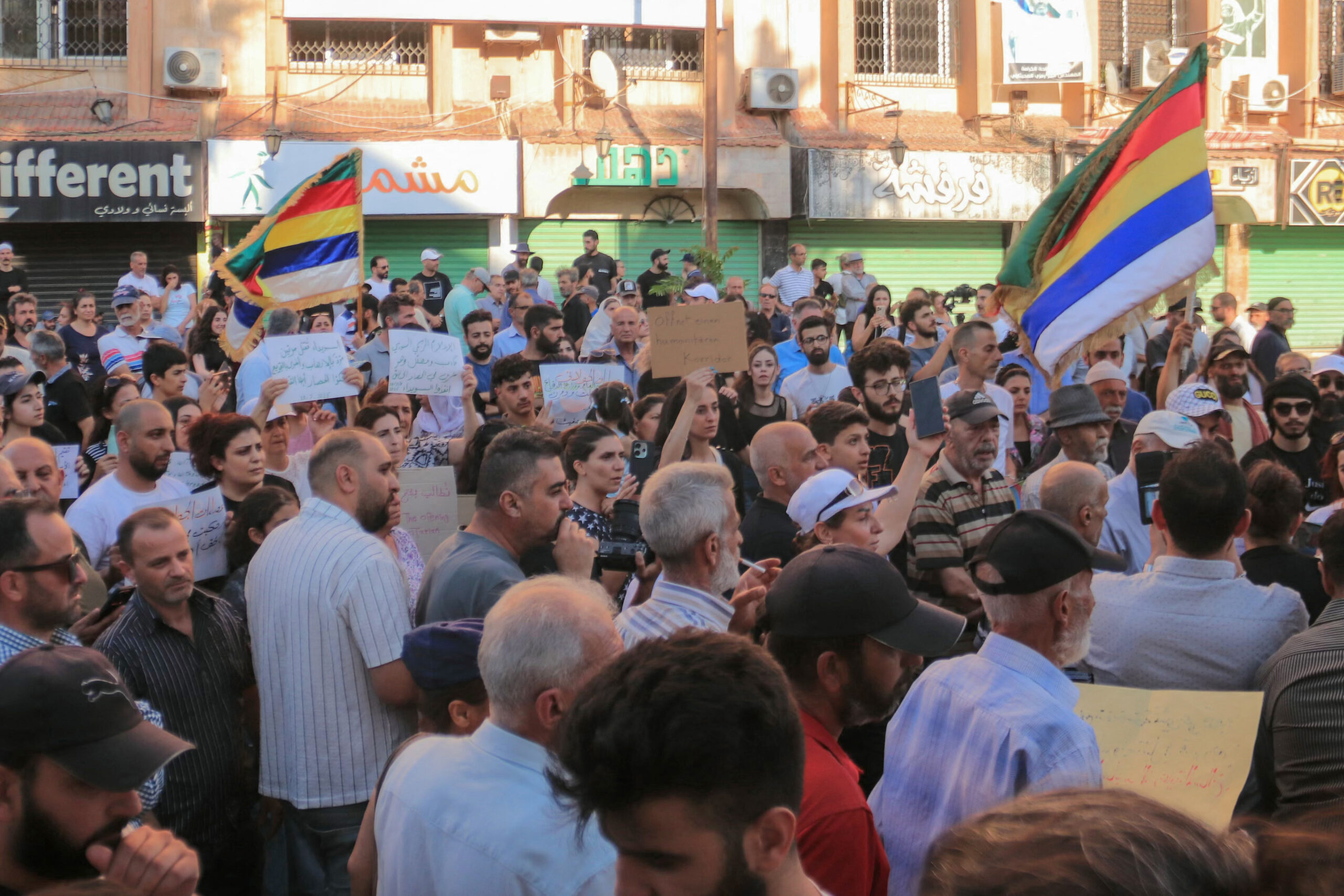 Συρία: Εκατοντάδες διαδηλωτές στη Σουέιντα ζητούν την απόσυρση των κυβερνητικών στρατευμάτων