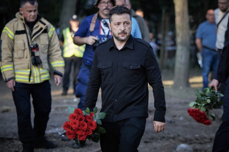 Ζελένσκι: «Η Ουκρανία δεν θα παραδώσει ποτέ τη γη της στους κατακτητές»