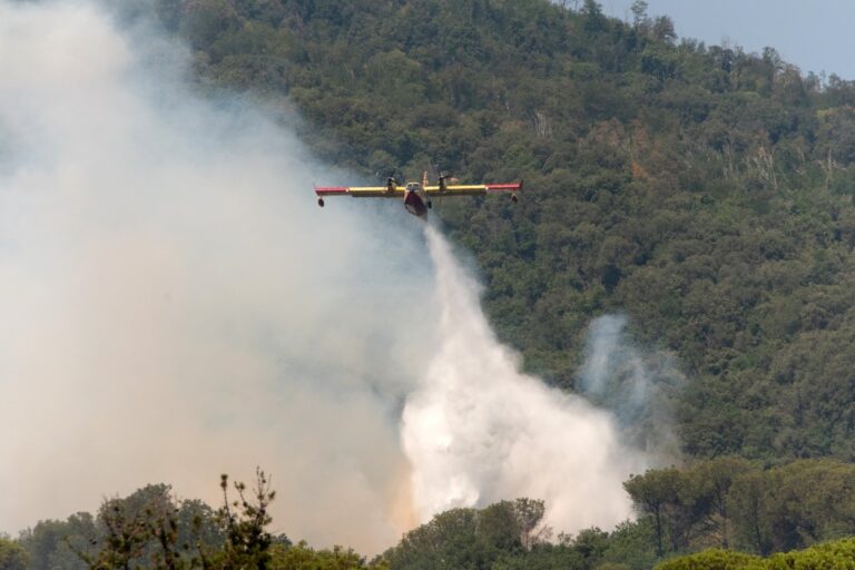 Ιταλία: Πυρκαγιά στον Βεζούβιο – Τρία τα μέτωπα της φωτιάς