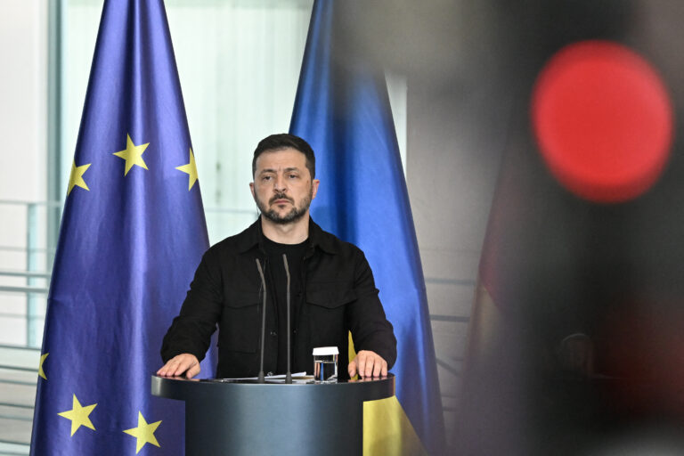 «Ο Πούτιν θέλει το Ντονέτσκ για να σταματήσει τις επιθέσεις σε Χερσώνα και Ζαπορίζια» – Απορρίπτει την πρόταση ο Ζελένσκι