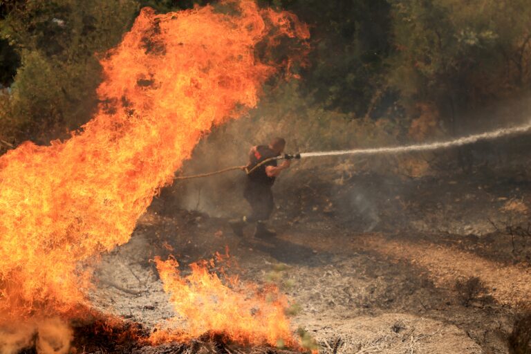 New York Times: Η Ευρώπη μάχεται με τις «φονικές» πυρκαγιές και τους θυελλώδεις ανέμους – Η αναφορά στην Ελλάδα