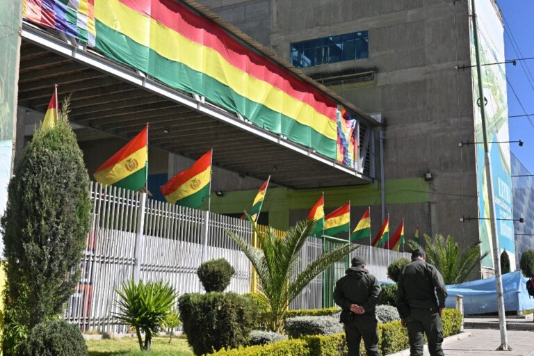 Βολιβία: Στις κάλπες οι ψηφοφόροι για τον κρίσιμο δεύτερο γύρο των προεδρικών εκλογών