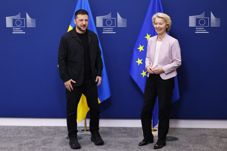Στις Βρυξέλλες ο Ζελένσκι: Οι γραμμές του μετώπου, βάση για συνομιλίες – Φον ντερ Λάιεν: Ελπίζουμε σε τριμερή «το συντομότερο δυνατό»