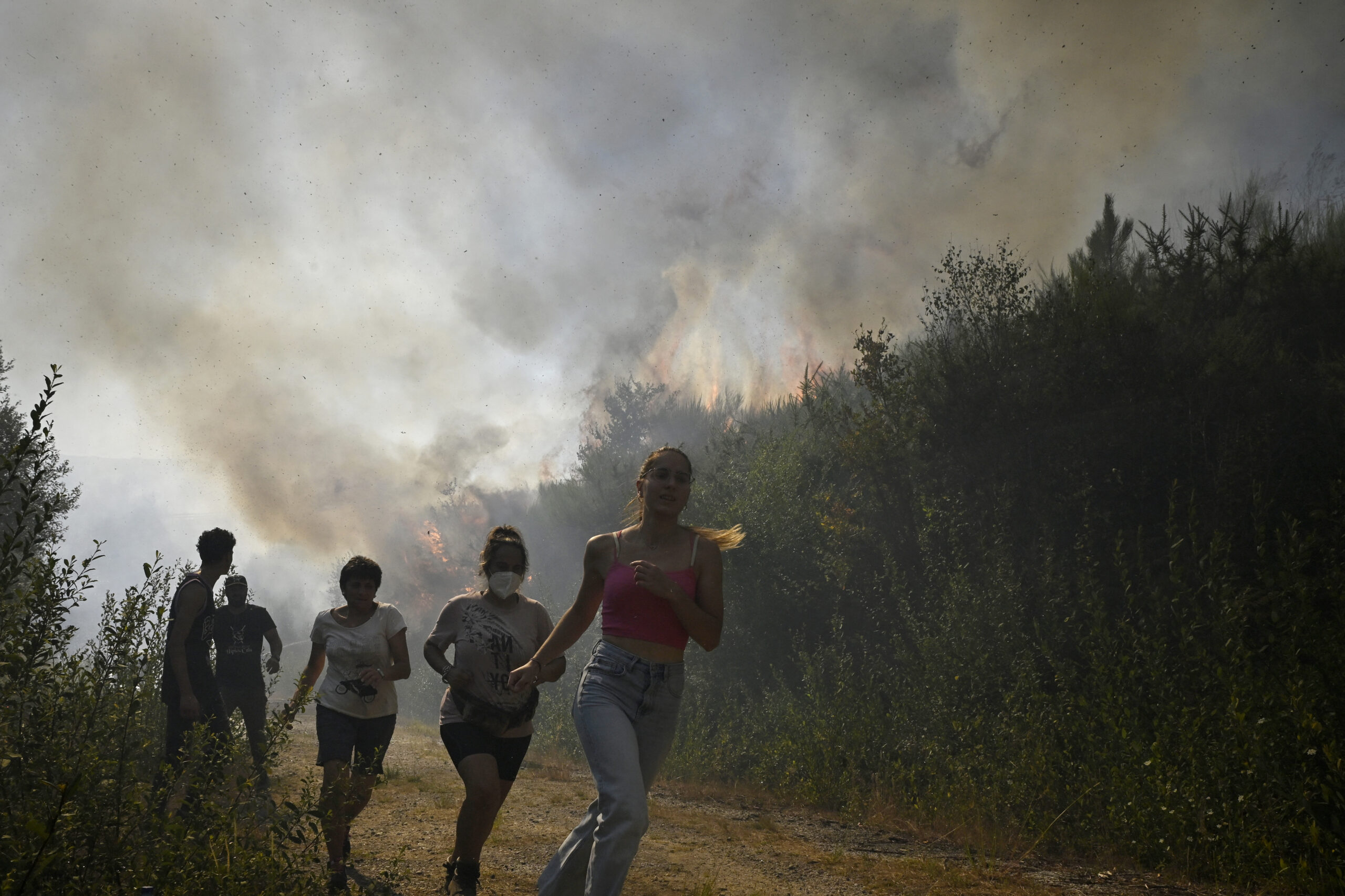 Θάνατος πυροσβέστη στην Ισπανία – Μαίνονται μεγάλες δασικές πυρκαγιές