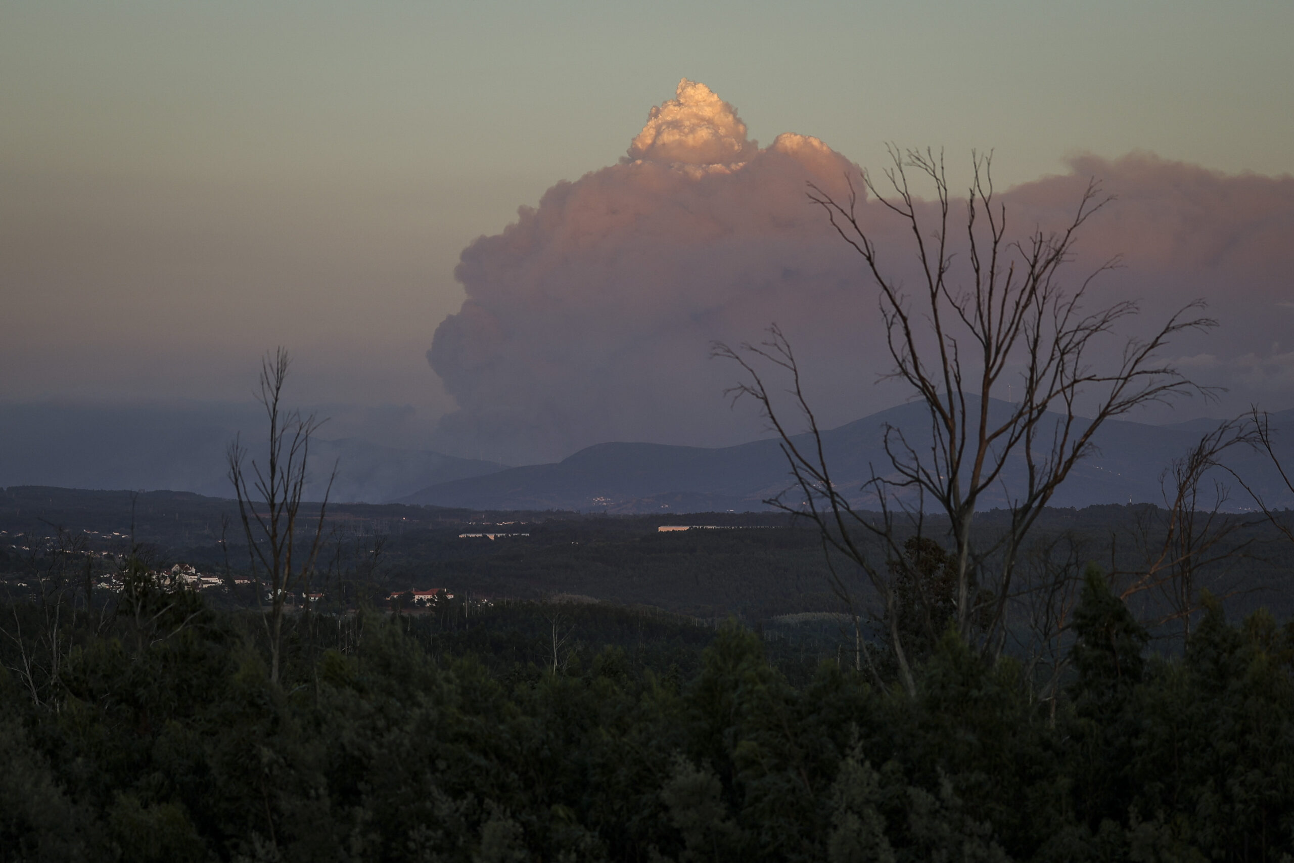 PORTUGAL-WEATHER-CLIMATE-WILDFIRE Θάνατος πυροσβέστη που επιχειρούσε σε πυρκαγιά στην Πορτογαλία