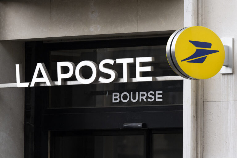 Περιορίζουν τις αποστολές δεμάτων στις ΗΠΑ λόγω των δασμών αρκετά ευρωπαϊκά ταχυδρομεία