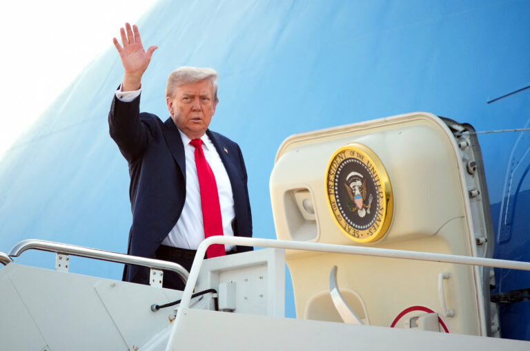 Τραμπ μέσα από το Air Force One: Απόφαση του Κιέβου τυχόν ανταλλαγές εδαφών με τη Ρωσία, δηλώνει καθ’ οδόν για τη συνάντηση με Πούτιν