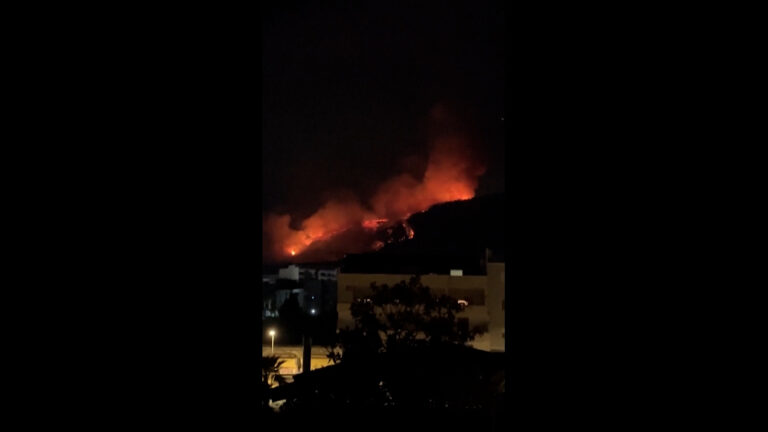 Μεγάλη πυρκαγιά στον Βεζούβιο – Κρίσιμη η κατάσταση στο Εθνικό Πάρκο