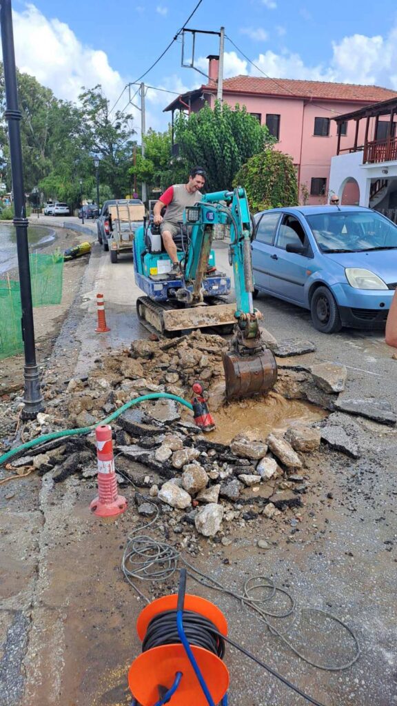 Μεγάλη διαρροή νερού στο παραλιακό μέτωπο του Λεφοκάστρου– Άμεση επέμβαση του Δήμου