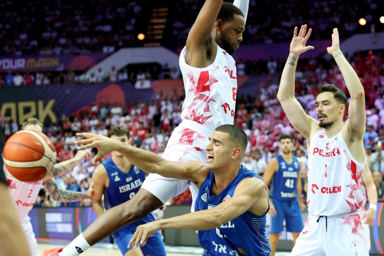 Eurobasket 2025: Η Πολωνία «λύγισε» το Ισραήλ με… ήρωα τον Λόιντ