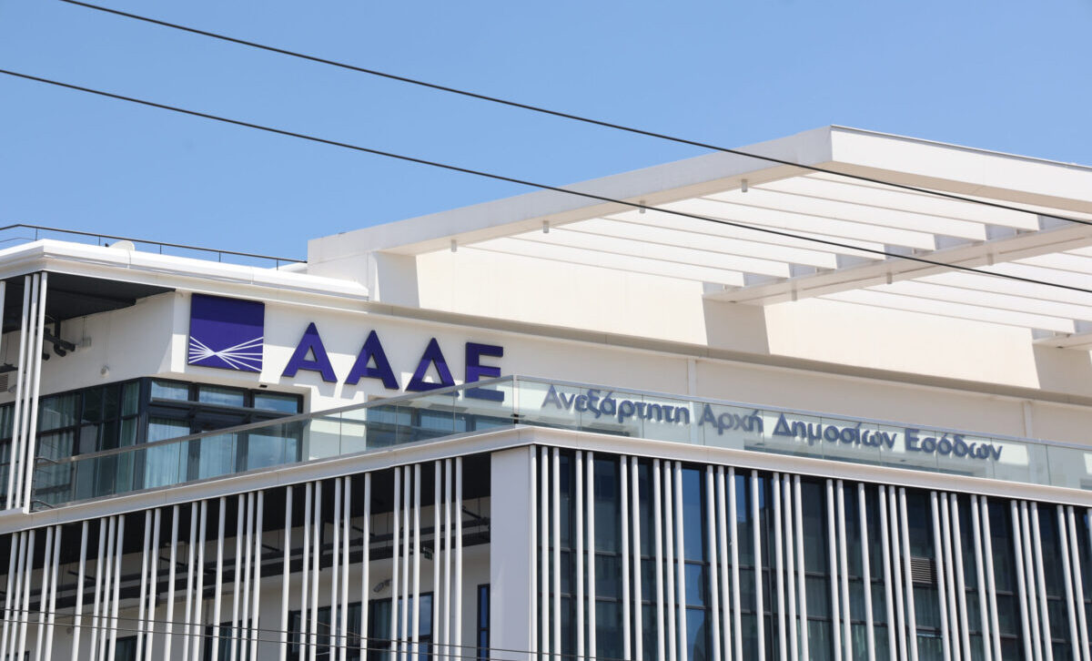 ΑΑΔΕ: Πάνω από 100 παραβάσεις σε μία εβδομάδα σε επιχειρήσεις δημοφιλών τουριστικών προορισμών – Πού εντοπίστηκαν
