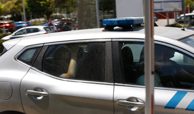 Νεκρό κοριτσάκι στο Παλαιό Φάληρο: Η μητέρα υποστηρίζει ότι άφησε το παιδί ζωντανό στη θάλασσα, κάνει λόγο για ατύχημα – Τι θα γίνει με τα δύο αγοράκια
