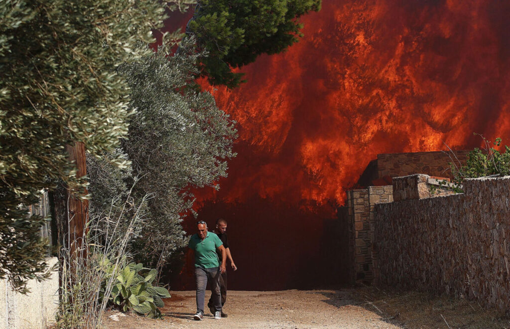 &Phi;&omega;&tau;&iota;ά &tau;ώ&rho;&alpha;: &Kappa;&alpha;ί&gamma;&omicron;&nu;&tau;&alpha;&iota; &sigma;&pi;ί&tau;&iota;&alpha; &sigma;&tau;&eta;&nu; &Kappa;&epsilon;&rho;&alpha;&tau;έ&alpha; &ndash; &Tau;&epsilon;&rho;ά&sigma;&tau;&iota;&alpha; &mu;ά&chi;&eta; &tau;&omega;&nu; &pi;&upsilon;&rho;&omicron;&sigma;&beta;&epsilon;&sigma;&tau;ώ&nu; &mu;&epsilon; &tau;&eta;&nu; &pi;ύ&rho;&iota;&nu;&eta; &lambda;&alpha;ί&lambda;&alpha;&pi;&alpha; &ndash; &Tau;&omicron; &Epsilon;&Rho;&Tau;News &sigma;&tau;&eta;&nu; &pi;&rho;ώ&tau;&eta; &gamma;&rho;&alpha;&mu;&mu;ή &ndash; LIVE