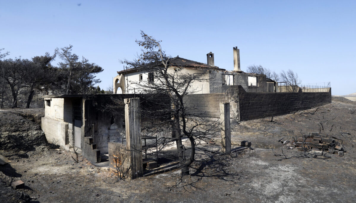 Φωτιά τώρα – Ανατολική Αττική: Καλύτερη η εικόνα στα μέτωπα της φωτιάς – Υπό διερεύνηση το γκαζάκι που εντοπίστηκε, μαρτυρίες για ύποπτη παρουσία άνδρα με κόκκινο μηχανάκι
