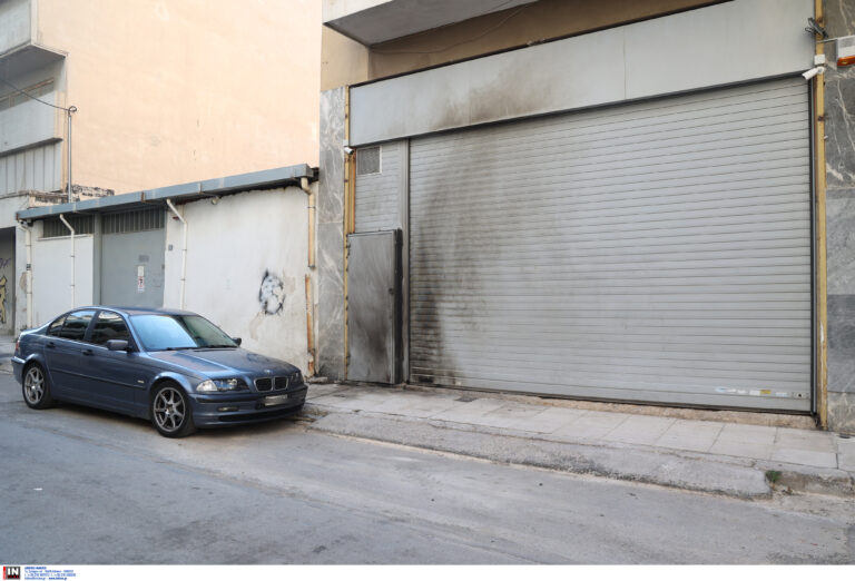 Κολωνός: Επίθεση με γκαζάκια σε είσοδο πολυκατοικίας – Στο κτήριο στεγάζεται σύνδεσμος φιλάθλων αθηναϊκής ομάδας