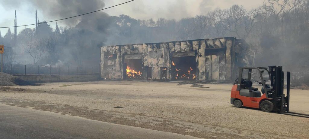 Φωτιά τώρα: Εκκενώσεις οικισμών στη Δυτική Αχαΐα με «112»  — Κάηκαν επιχειρήσεις – Ένας εγκαυματίας και δύο άτομα με αναπνευστικά προβλήματα στο νοσοκομείο – 11 εναέρια μέσα