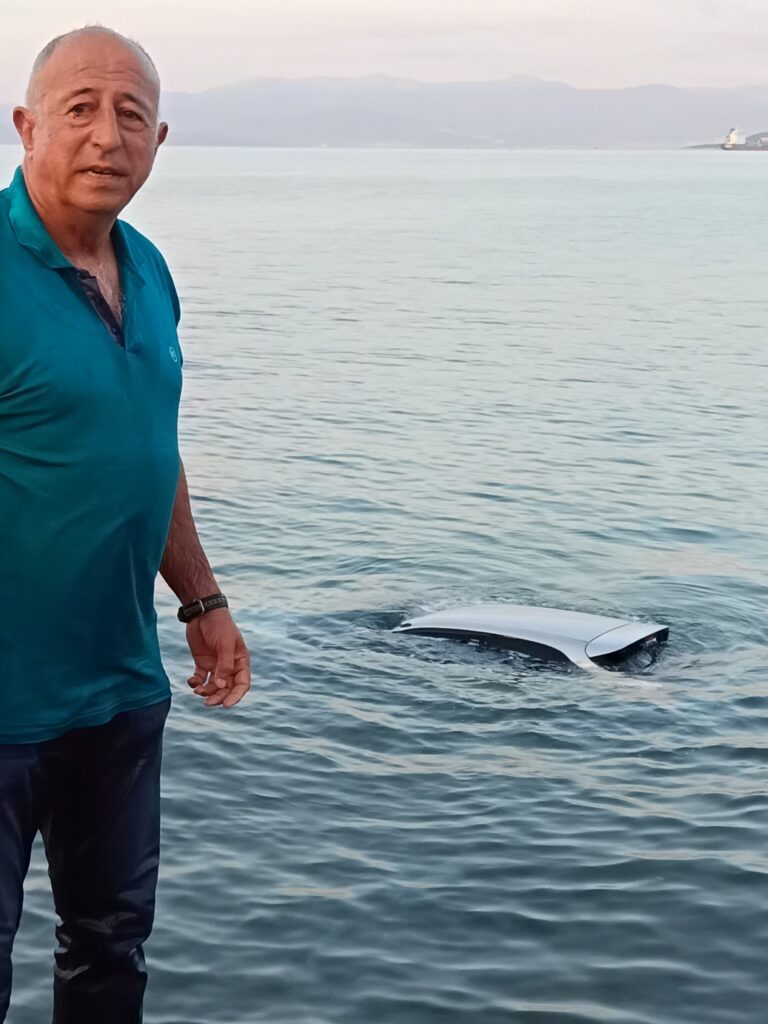 Βόλος: Οδηγός σώθηκε όταν το αυτοκίνητό του έπεσε στη θάλασσα στην Αγριά