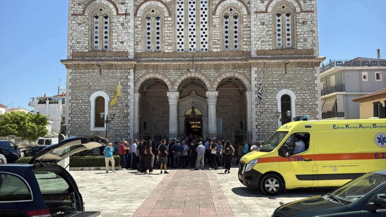 Σε κλίμα βαθιάς συγκίνησης το τελευταίο Αντίο στη γιαγιά που συγκίνησε το πανελλήνιο με τη δωρεά ασθενοφόρου στο Μεσολόγγι