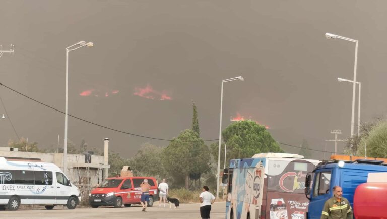 Φωτιά τώρα στα Χάλανδρα Χίου – Απειλούνται χωριά — Εκκένωση με πλωτά μέσα