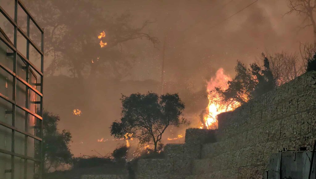 Φωτιά τώρα: Ολομέτωπη μάχη από τη Δυτική Αττική ως τη Δυτική Ελλάδα – Ξεκίνησαν τα ενάερια μέσα – LIVE