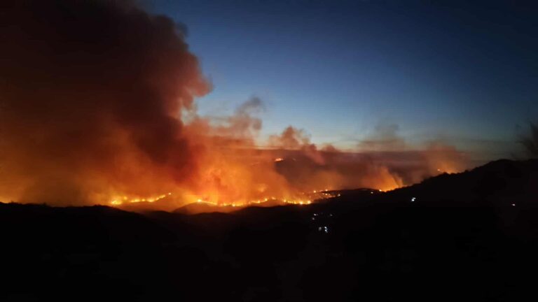 Φωτιά τώρα στα Χάλανδρα Χίου – Απειλούνται χωριά — 56 απεγκλωβισμοί από το Λιμενικό Σώμα