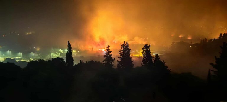 Νύχτα αγωνίας στη Δυτική Αχαΐα – Μπαράζ  μηνυμάτων «112» – Εκκενώνεται και η Κάτω Αχαΐα – Κάηκαν επιχειρήσεις και σπίτια – Μάχη σε 3 μέτωπα – Live οι εξελίξεις