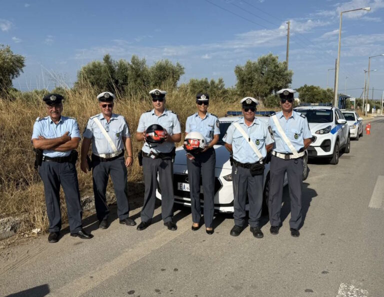 Χαλκιδική: Αστυνομικοί της Τροχαίας Πολυγύρου μοίρασαν κράνη σε οδηγούς